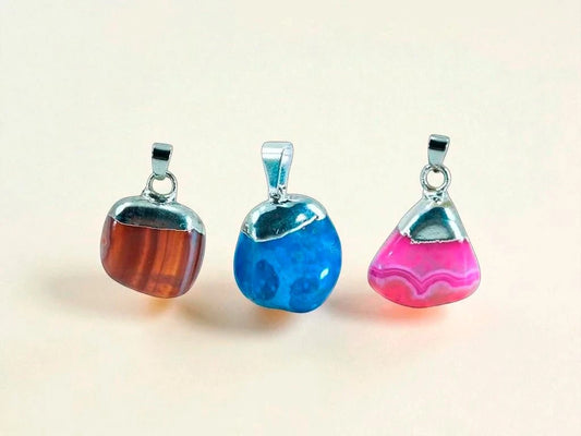 Dije con baño de piedras roladas varias