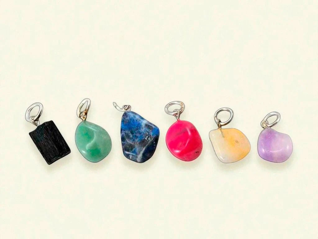 Dije de piedras engarzadas roladas