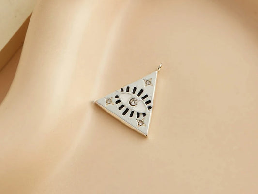 Dije de acero blanco con diseño de ojito y triángulo con strass