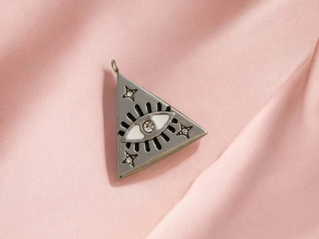 Dije de acero con ojito y triángulo con strass
