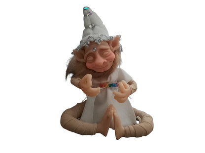DUENDE MEDITANDO SIETE CHAKRAS 21X13.5CM